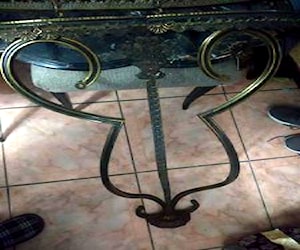 Mesa de arrimo de bronce y mármol 