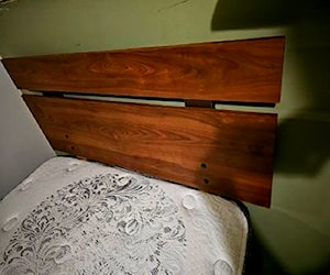 <p>Cama 1 1/2 con colchón y respaldo</p>