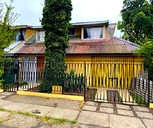 Se vende amplia casa en buen barrio LINARES