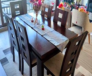 <p>Juego de comedor de madera 6 sillas </p>