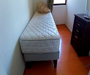 <p>Cama europea con colchón</p>