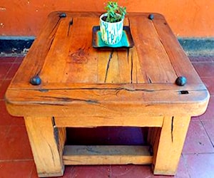 <p>Mesa de centro hecha con durmientes</p>