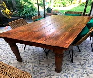 Mesa de madera de comedor