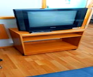 <p>Mesa con televisor</p>