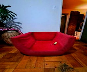 Sofá rojo de tela