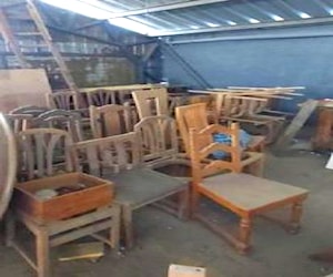 Lote de 30 sillas aprox de madera de Eucaliptus 