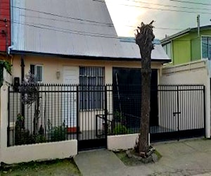 Los Puelches, se vende casa de dos pisos