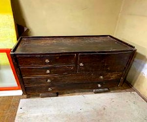 <p>Mueble antiguo, cómoda</p>