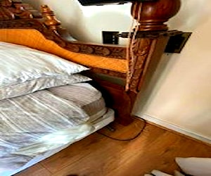 Cama King con respaldo, colchón y base con ruedas