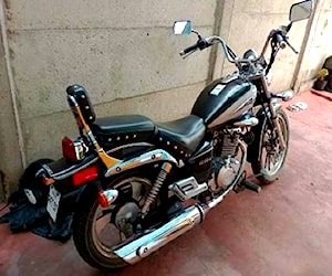 Moto Suzuki gz 150 negra