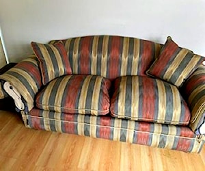 <p>Sillón madera castaño</p>