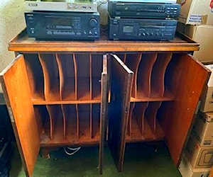 <p>Fino mueble para discos de nogal</p>