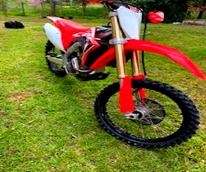 Vendo moto honda crf 250 r año 2020 