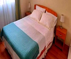 <p>Cama 2 Plazas con 2 Veladores</p>