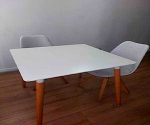 <p>Mesa cuadrada con 2 sillas poco uso</p>