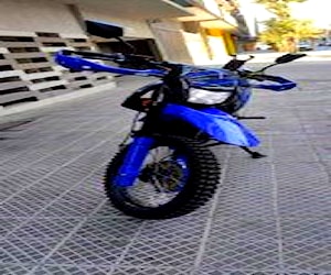 Moto azul marca motorrad año 2021