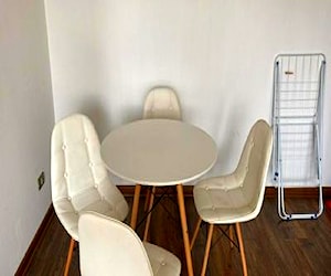 Hermoso comedor blanco con cuatro sillas