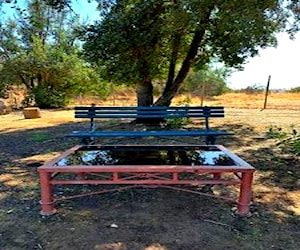 <p>Mesa de fierro de estilo con cubierta de cristal</p>