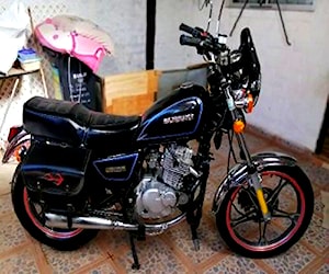 Moto Suzuki GN125H. Año 2011