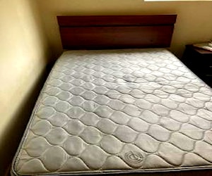 <p>Cama de 1,5 plaza con respaldo y dos veladores</p>