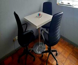 <p>3 sillas más mesa de reuniones</p>