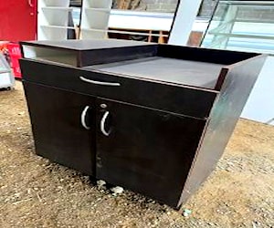 Mueble de madera color café oscuro