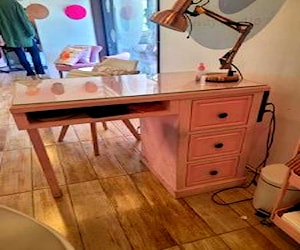 <p>Mesa de manicure madera y vidrio</p>