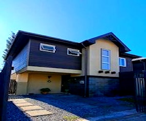 Casa Pucón. Barrio "Los Robles"