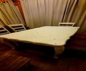 <p>Mesa estilo normando + sillas</p>