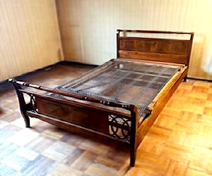 <p>Cama de plaza y media antigua 1930.Tengo 2 iguales</p>