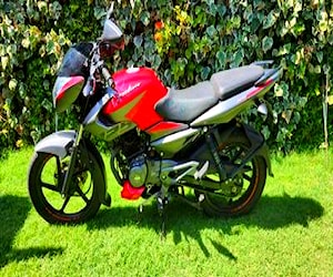 Motos Bajaj NS125 y Honda CB125F twister