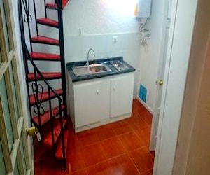 <p>Pieza con baño y cocina independiente</p> image