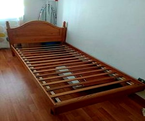 <p>Cama individual de madera con velador</p>