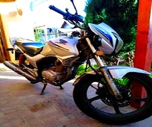 Honda storm 125 cc con casco