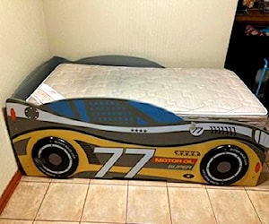 <p>Hermosa cama nido de auto para los más pequeños</p>