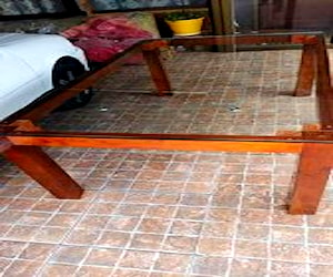 <p>Mesa comedia madera con vidrio</p>