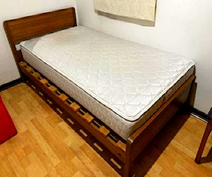 <p>Cama plaza y media, con colchón y un velador.q</p>