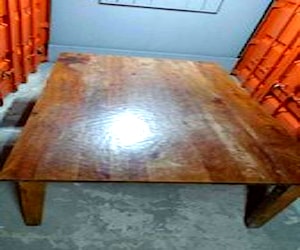 <p>Mesa de comedor de madera maciza hecha a mano</p>