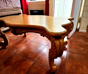 <p>Mesa de centro victoriana color dorado vintage </p>