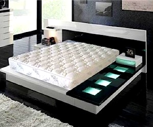 <p>Maravillosa cama con luz led</p>