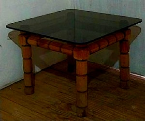 <p>Mesa lateral madera torneada y vidrio</p>