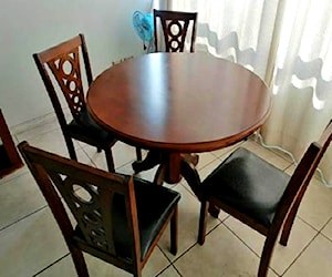 <p>Comedor 4 sillas, cama de 2 plazas, mesa de centro</p>