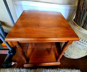 <p>Mesa madera raulí con base con ruedas</p>