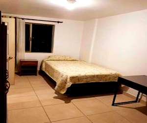 <p>Habitación entrada independiente y baño privado</p>