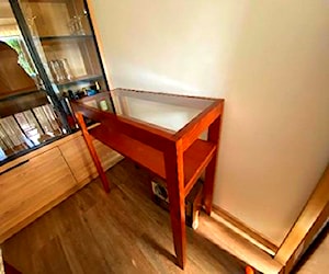 Mesa de arrimo de madera y vidrio