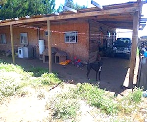 Terreno con casa frente a la costa