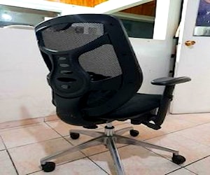 <p>Silla ergonómica con escritorio</p>