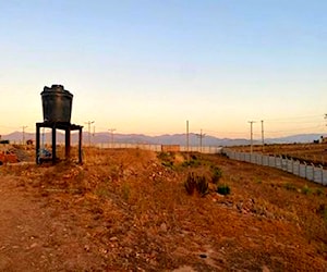 Parcela con electricidad y agua por camión aljibe