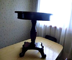 <p>Mesa de madera lateral</p>