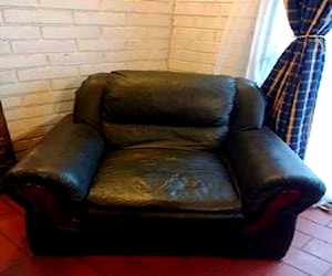 <p>Sillón de cuerina color negro</p>